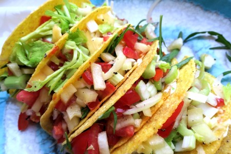 Tacos se zeleninou, majonézou a seitanem